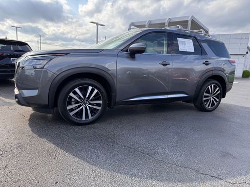 Used 2025 Nissan Pathfinder Platinum image 2