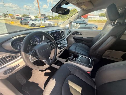 Used 2020 Chrysler Pacifica Touring-L Plus FWD image 14