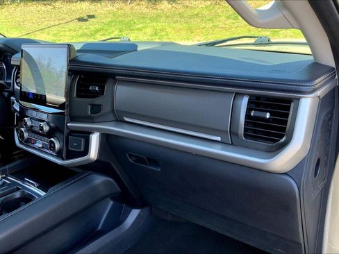 Used 2024 Ford Expedition XLT image 14