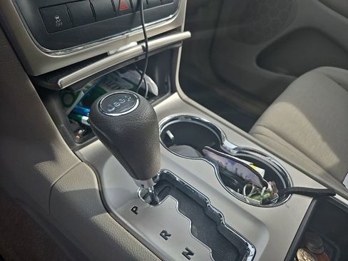 Used 2011 Jeep Grand Cherokee Laredo AWD/4WD image 12