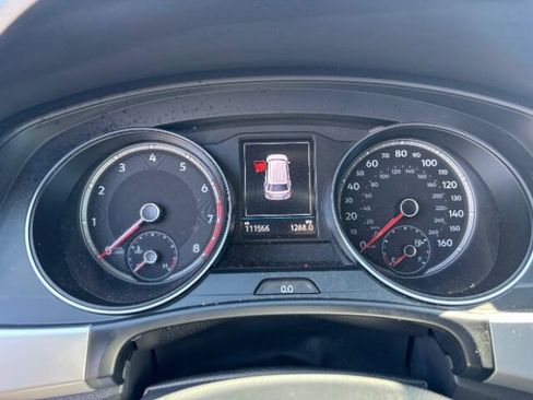 Used 2021 Volkswagen Atlas Cross Sport SE w/ Panoramic Sunroof Package FWD image 12
