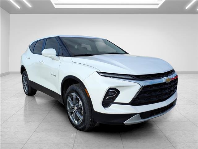Used 2025 Chevrolet Blazer LT FWD image 2