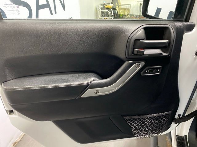 Used 2015 Jeep Wrangler Unlimited Rubicon AWD/4WD image 8