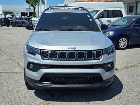 Used 2025 Jeep Compass Latitude AWD/4WD image 2