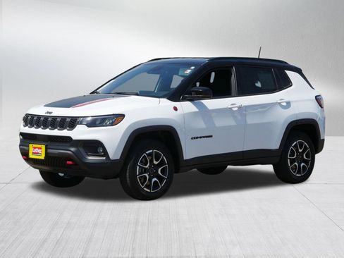 Used 2025 Jeep Compass Trailhawk AWD/4WD image 3