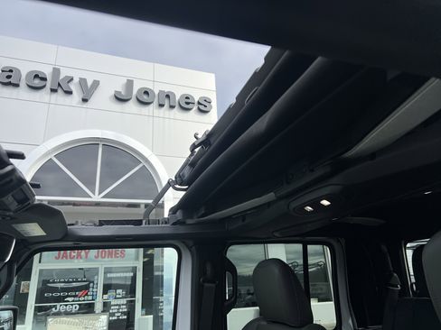 Used 2024 Jeep Gladiator Mojave image 29