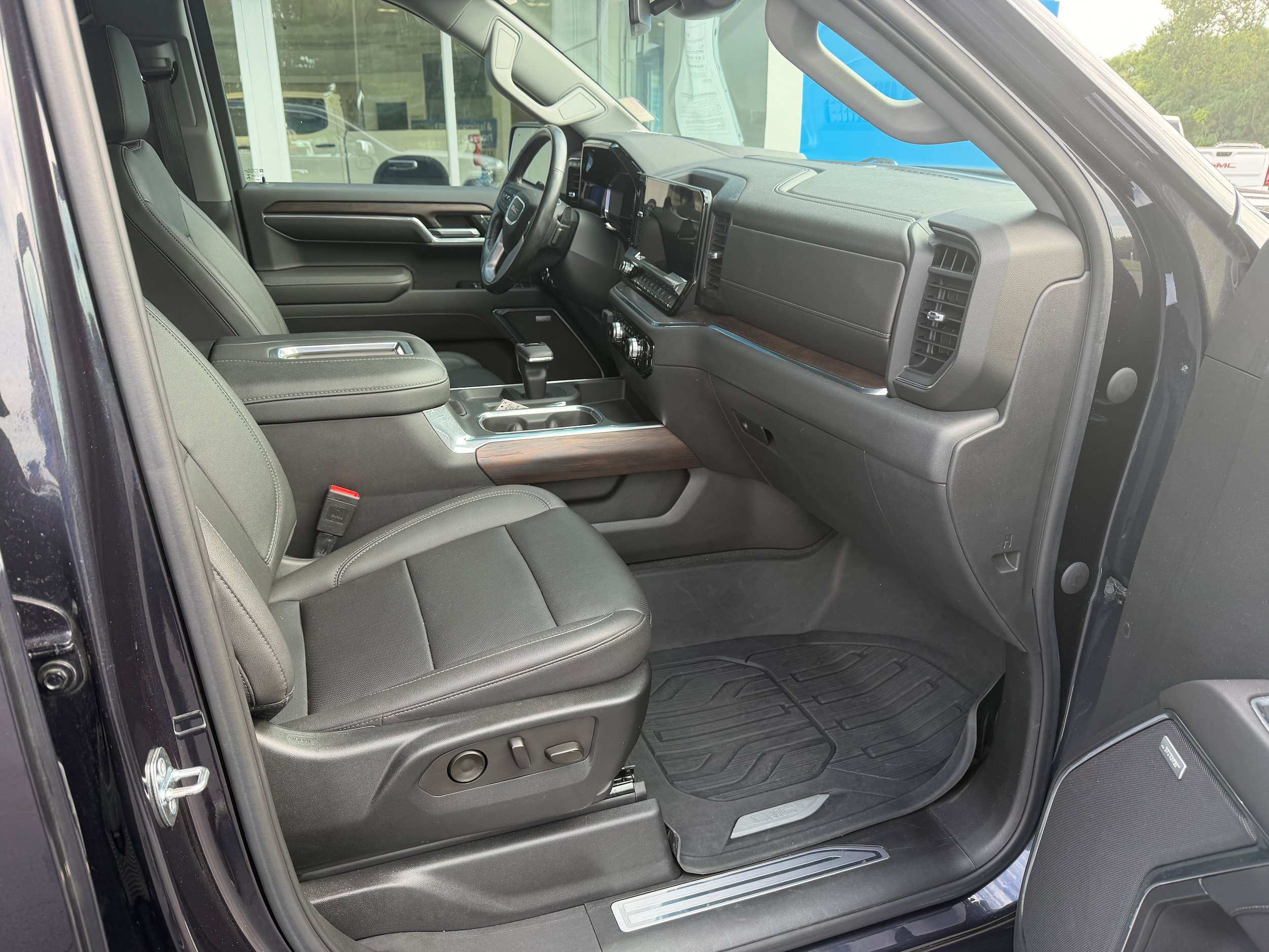 Used 2022 GMC Sierra 1500 SLT w/ SLT Premium Plus Package AWD/4WD image 5