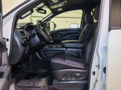 Used 2019 Nissan Titan SV w/ SV Convenience Package image 6