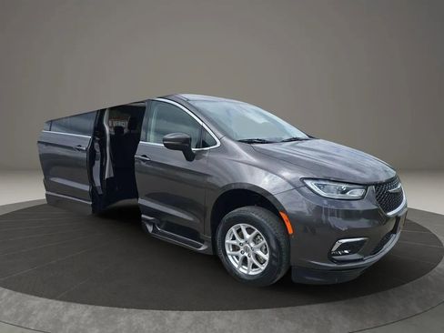 Used 2023 Chrysler Pacifica Touring-L FWD image 1