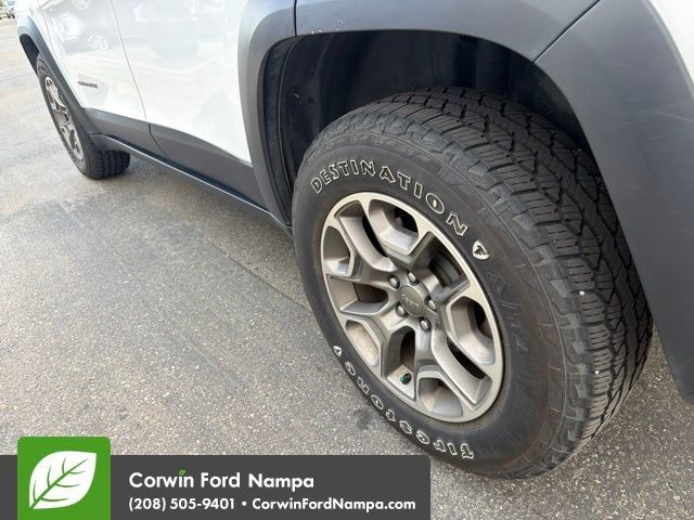 Used 2020 Jeep Cherokee Trailhawk w/ Comfort/Convenience Group AWD/4WD image 9