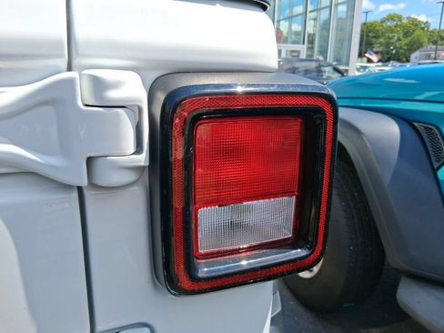Used 2022 Jeep Wrangler Unlimited Sahara w/ Dual Top Group AWD/4WD image 12