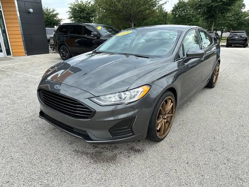 Used 2019 Ford Fusion SE FWD image 2