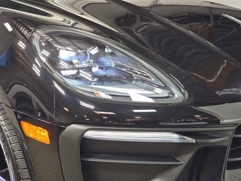 Certified 2025 Porsche Macan image 12