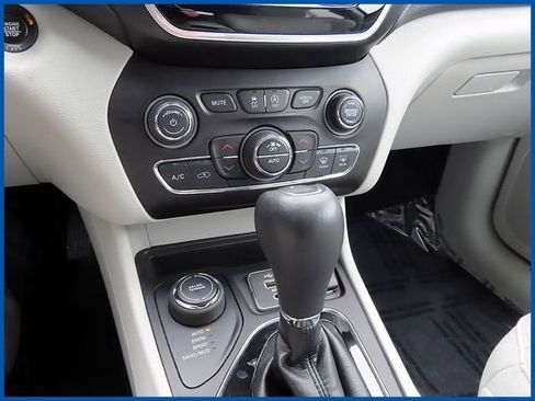 Used 2021 Jeep Cherokee Limited image 16