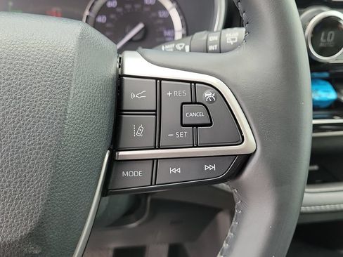 Used 2022 Toyota Highlander XLE FWD image 17