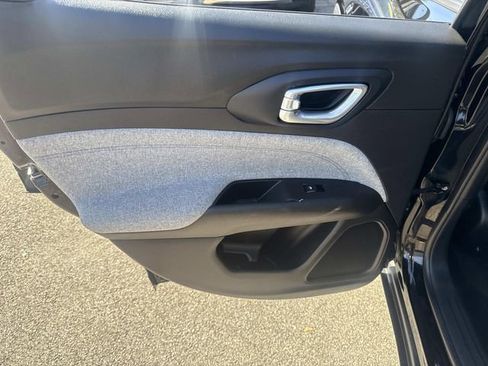 Used 2024 Jeep Compass Latitude image 18