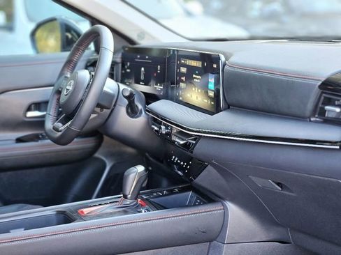 Certified 2025 Nissan Kicks SR image 13