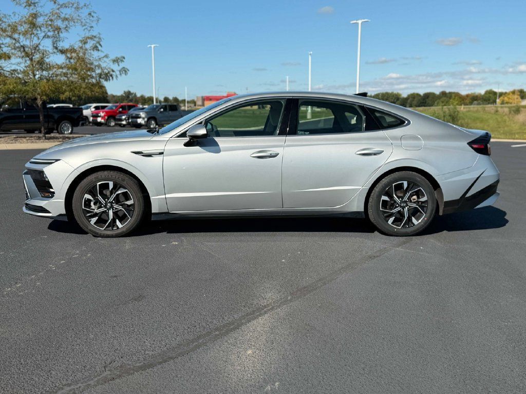 Used 2024 Nissan Altima 2.5 SV FWD image 10