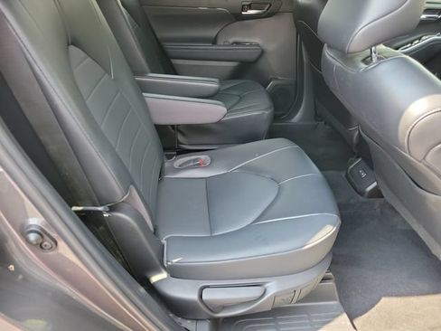 Used 2022 Toyota Highlander XLE FWD image 23