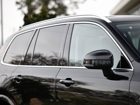 Used 2023 Volvo XC90 B5 Plus w/ Protection Package image 3