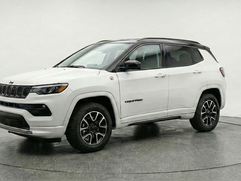 Used 2025 Jeep Compass Trailhawk image 3