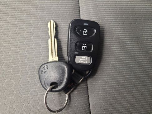 Used 2017 Hyundai Elantra SE image 32