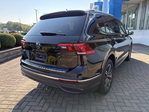 Used 2024 Volkswagen Tiguan SE FWD image 5