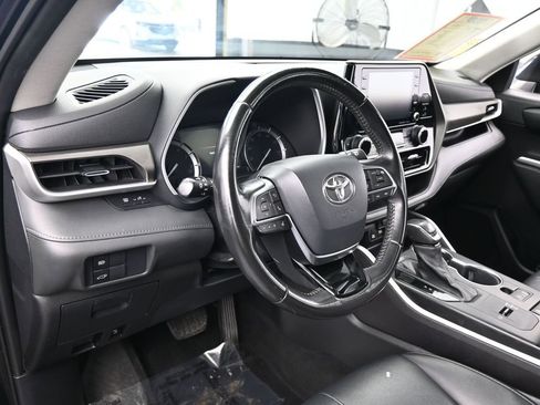 Used 2021 Toyota Highlander XLE image 10