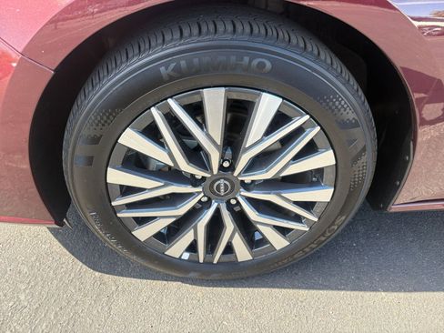 Used 2025 Nissan Altima 2.5 SV FWD image 30