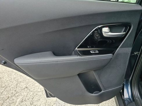 Used 2022 Kia Niro EX FWD image 39