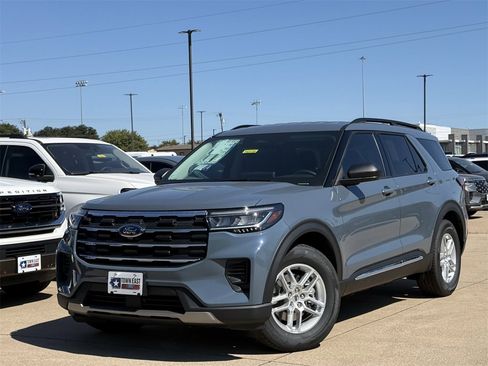 New 2025 Ford Explorer Active image 2