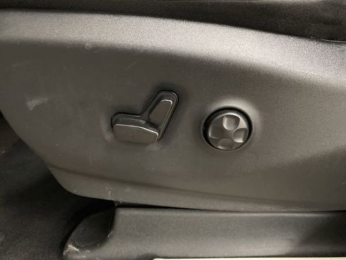 Used 2024 Chrysler Pacifica Touring-L image 14