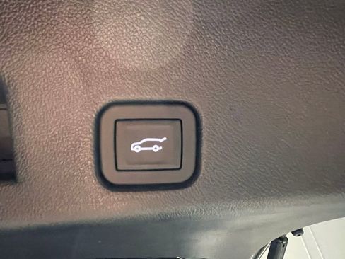 Used 2025 Chevrolet Traverse LT image 14