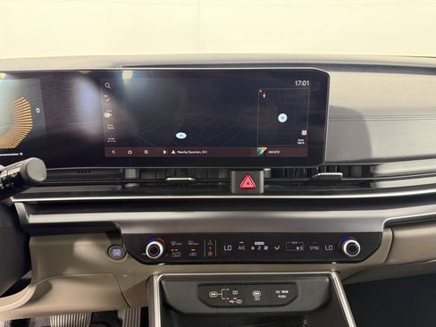 Used 2025 Kia Carnival FWD image 19