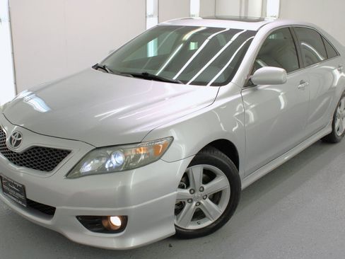 Used 2010 Toyota Camry SE image 2