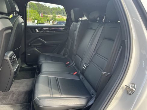 Used 2023 Porsche Cayenne AWD/4WD image 32