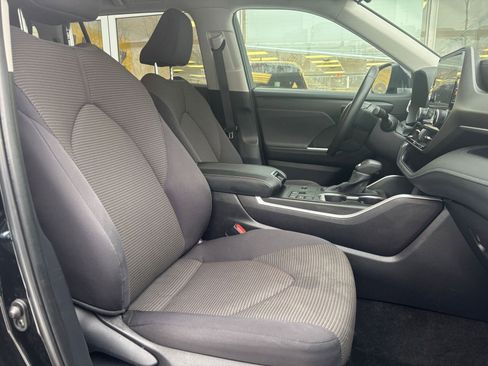 Used 2025 Toyota Highlander LE image 28