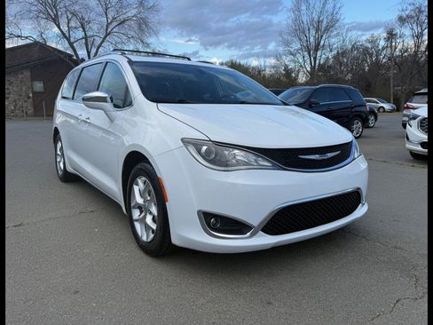 Used 2020 Chrysler Pacifica Limited image 1