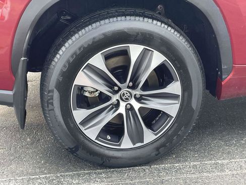 Used 2021 Toyota Highlander XLE AWD/4WD image 8