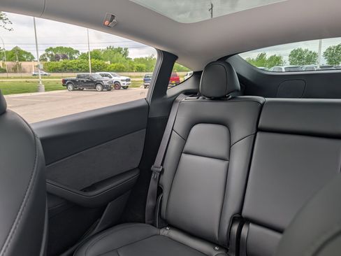 Used 2024 Tesla Model Y Long Range AWD/4WD image 12
