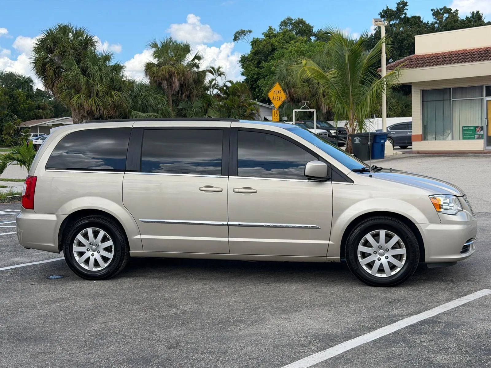 Used 2016 Chrysler Town & Country Touring FWD image 4
