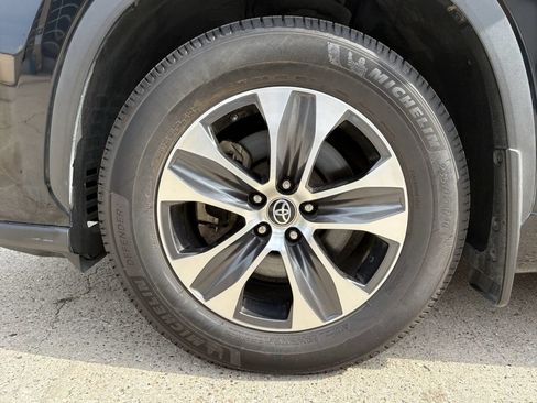 Used 2023 Toyota Highlander XLE FWD image 9