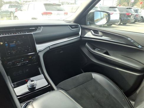 Used 2023 Jeep Grand Cherokee L Laredo image 13