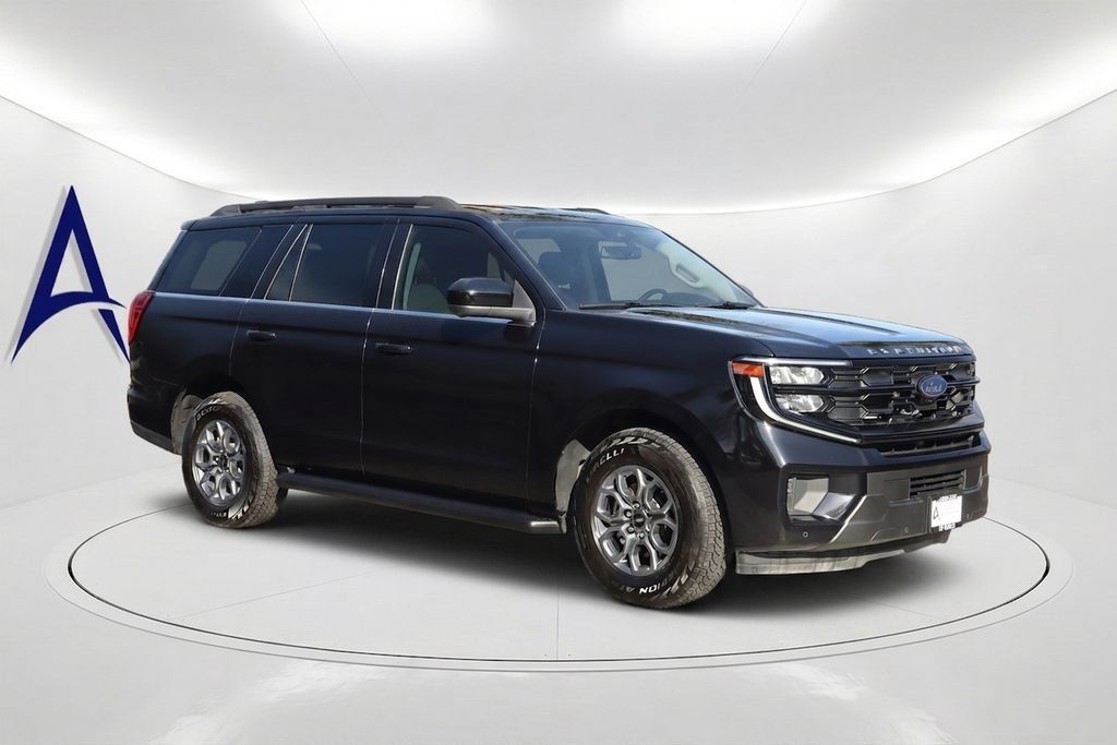 Used 2025 Ford Expedition Active AWD/4WD image 3