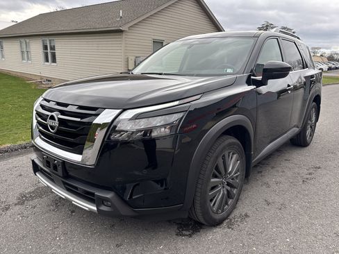 Used 2025 Nissan Pathfinder SL w/ SL Premium Package image 8