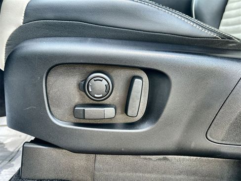 Used 2024 Land Rover Discovery Metropolitan Edition image 21