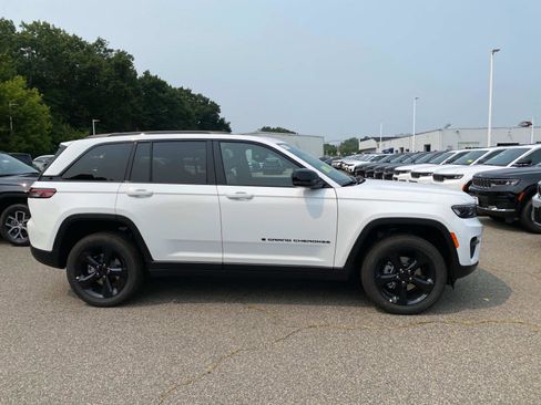 New 2025 Jeep Grand Cherokee Altitude image 2