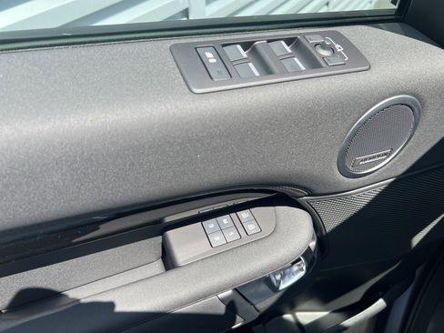 New 2025 Land Rover Discovery S image 28