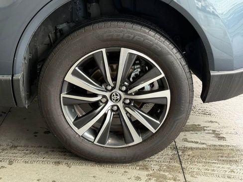 Certified 2021 Toyota Venza LE w/ Carpet Mat Package (TMS) image 14