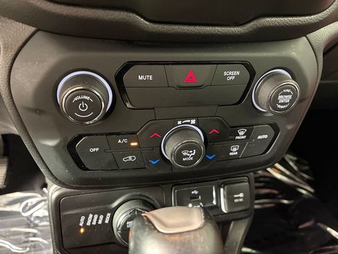 Used 2018 Jeep Renegade Trailhawk AWD/4WD image 20